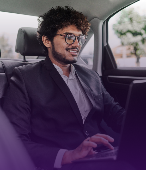 Usuario programando viaje a aeropuerto con Caliconfort