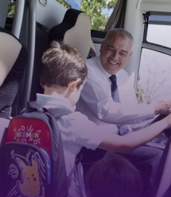 Niño subiendo a su ruta escolar de Caliconfort del servicio de transporte escolar